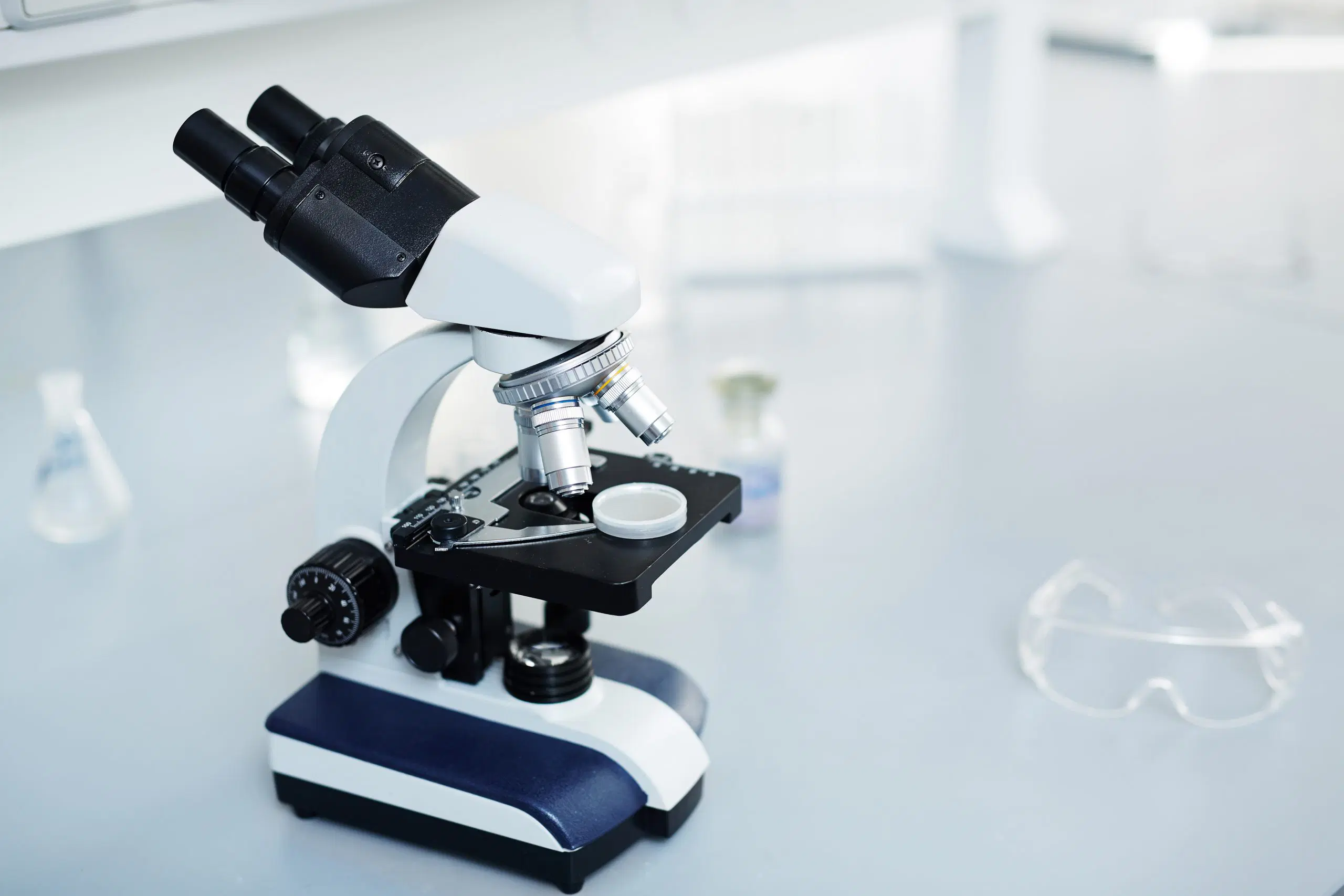 Microscopio De Contraste De Fases: Qué Es, Inventor, Partes, Desventajas